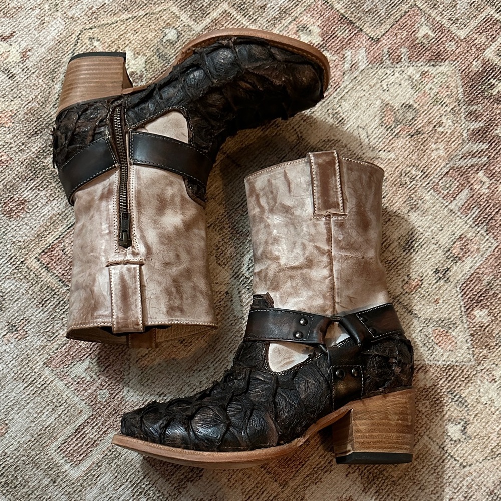 🎄👢Woman’s Freebird By Steven Leather Darcy Taupe Multi Fish Boots